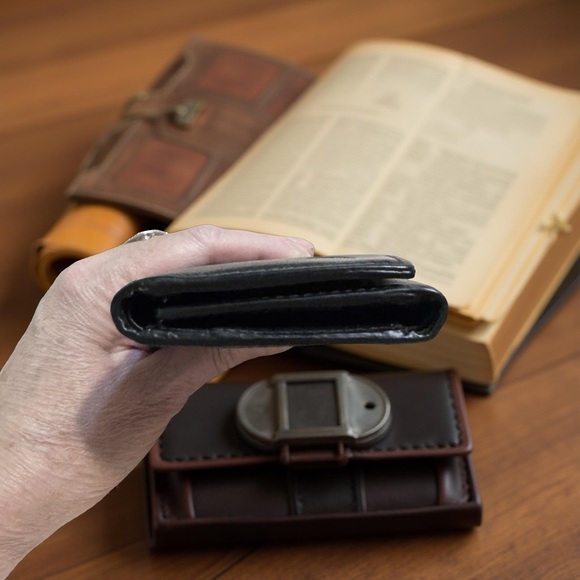 Dooney & Bourke vintage,genuine Leather quality,stylish,classic,elegant,wallet - Picture 4 of 5